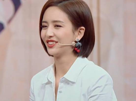 佟丽娅：36岁的佟丽娅涅槃重生，“高跟鞋”火了，鞋面与地面成45°角