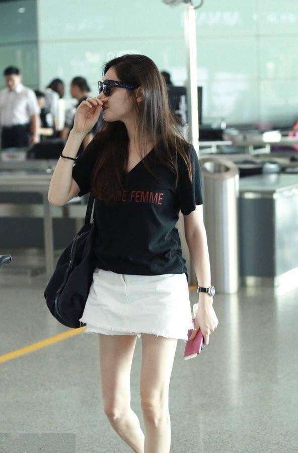 『秋瓷炫』秋瓷炫被偶遇拍到，真人的素颜并不好看，没了打光很普通啊！