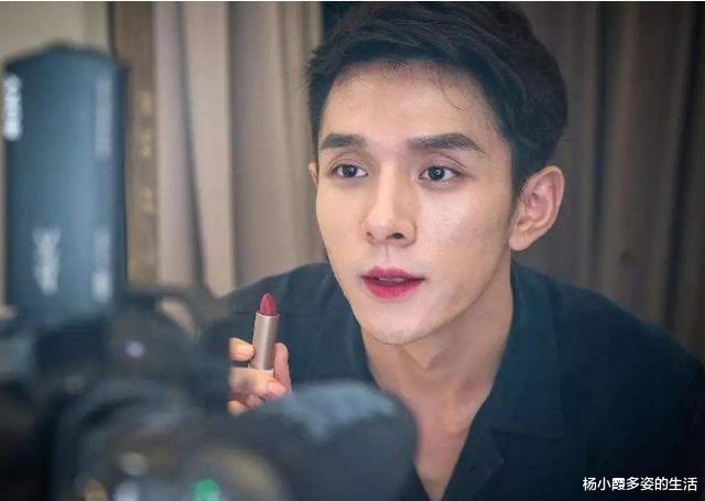 护肤 \口红一哥\颜值崩塌，酒后生图被曝光，皱纹明显满脸痘痘