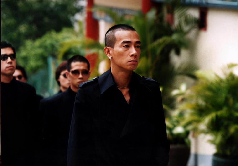 陈小春|陈小春携全体成员在机场鞠躬道歉，不愧是“古惑仔”出身