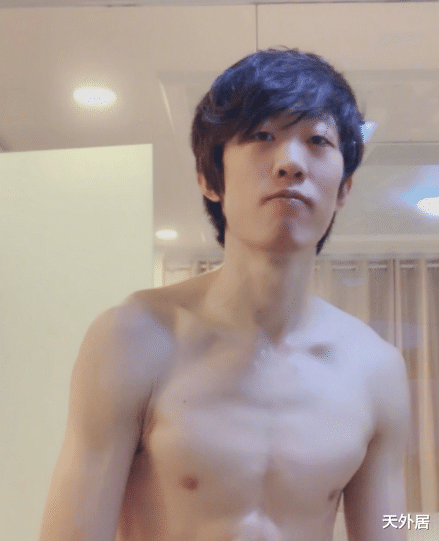 #张国伟#太秀了！张国伟用脚扣篮，并致敬乔丹，退役后已彻底放飞自我