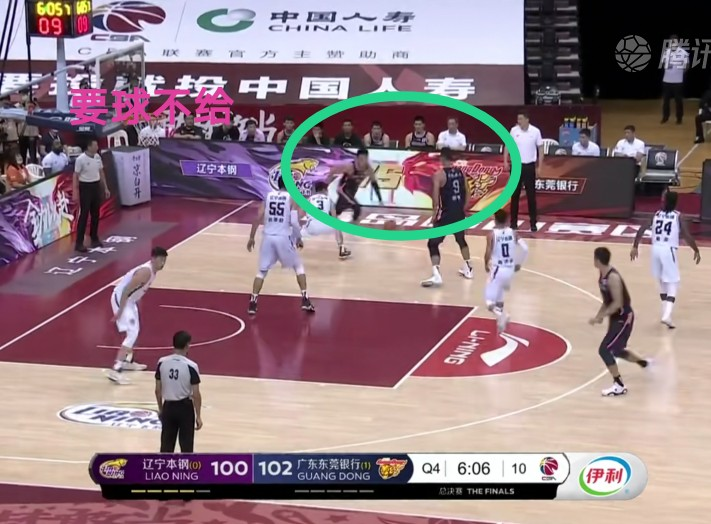 易建联|跟易建联杠上了? 2次要球都没给, 顶着三人强突失误, 气得阿联直摇头