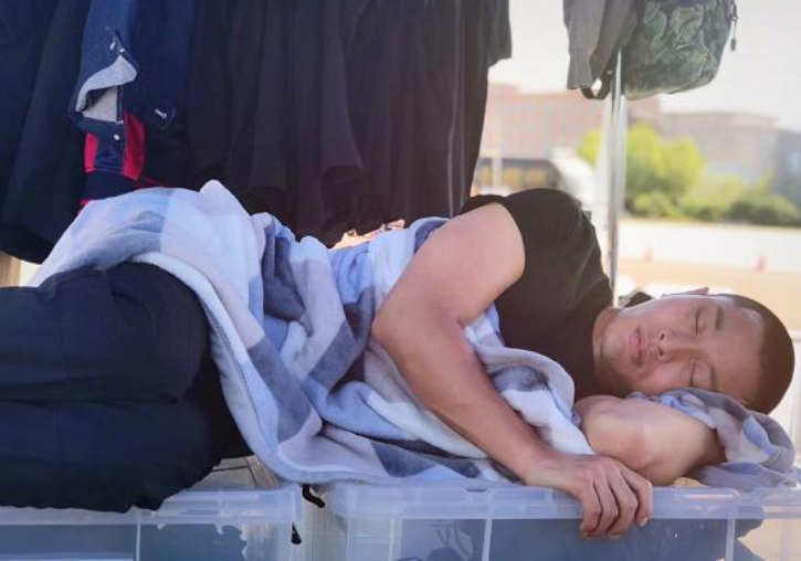 【贾乃亮】李小璐在家跳舞却被身后沙发上的男人抢镜,网友:真和贾乃亮复合了