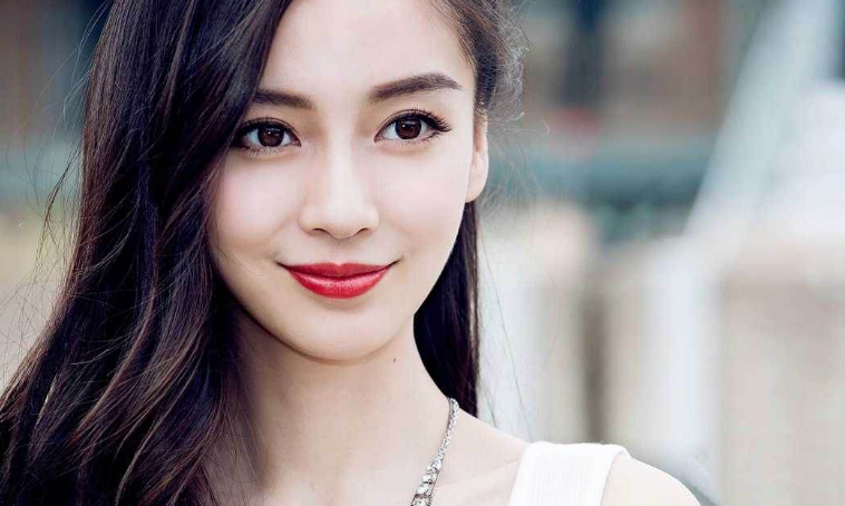 []赵今麦真“胆大”，直接上手捏baby的脸，捏到变形无所畏惧