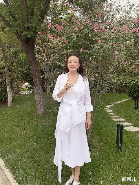 美颜|张兰有了白发还化浓妆，不肯面对现实，再怎么美颜也是个老人了！