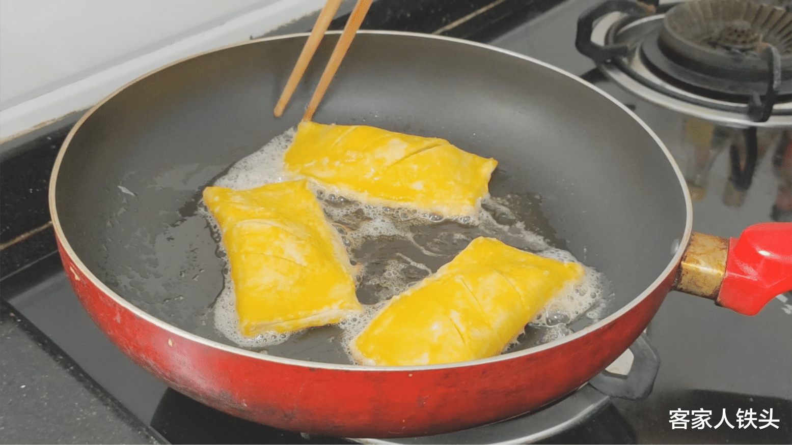 [牛肉]一款摆摊很火的美食，教你在家做，一次10个不够吃，便宜又好吃