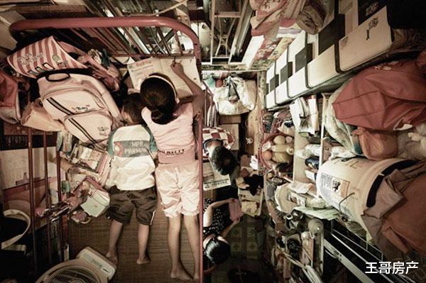 @看过香港“棺材房”你还敢说穷?一家子住4平,连马桶都在厨房!