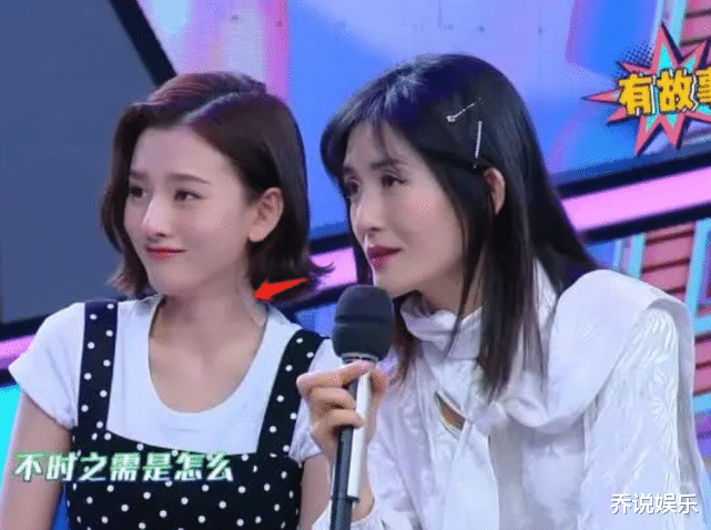 宋祖儿▲宋祖儿登台全程“遮挡”脖子，拿开手观众不敢信：你才22岁呀！