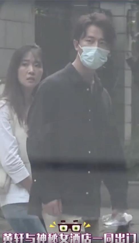 黄轩:黄轩遭女子拍屁股后大方承认恋情,晒“拍了拍女友”微信截图超甜蜜