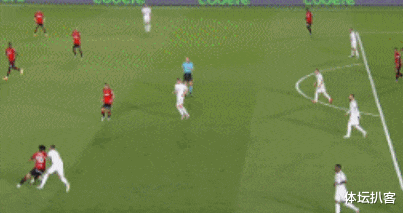 『皇家马德里』19岁日本天才再现高光时刻!前场1V5戏耍皇马防线,连续过掉3人!