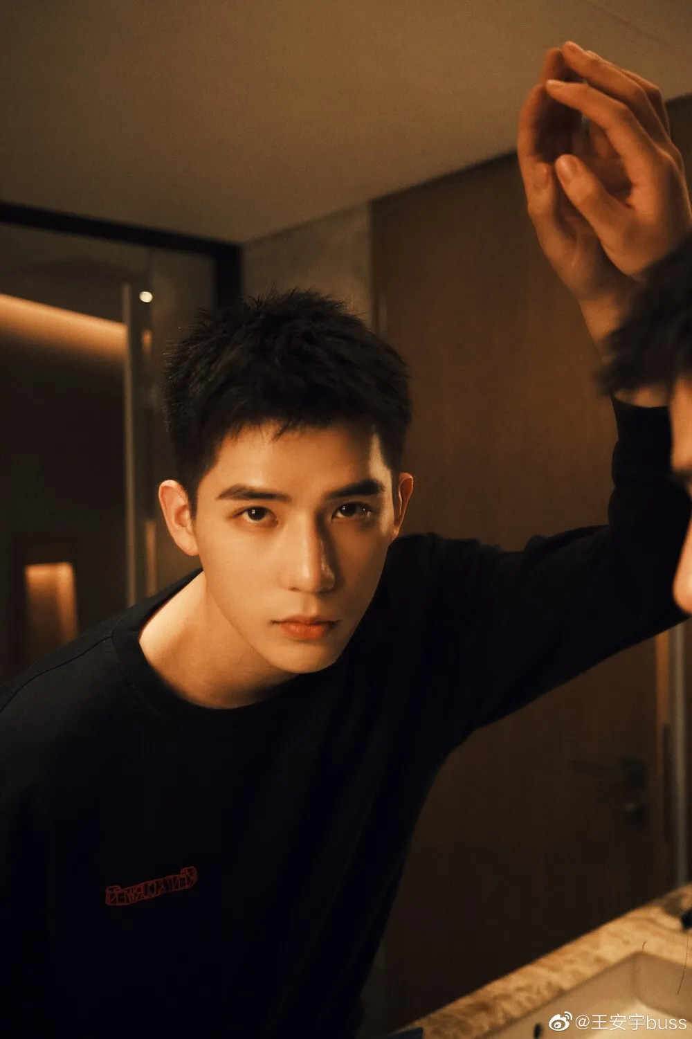 迪迪|刘昊然“亲弟弟”一夜爆上热搜：183cm八块腹肌，又奶又欲，还很会亲！