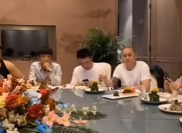 #刘二狗#网红被一龙打得满地找牙,赛后却喝酒庆功,团队一个词泄露真相