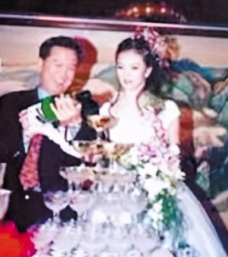 王艳|给婆婆洗脚，被儿子骂猪头，如今46岁的王艳豪门生活还好吗？