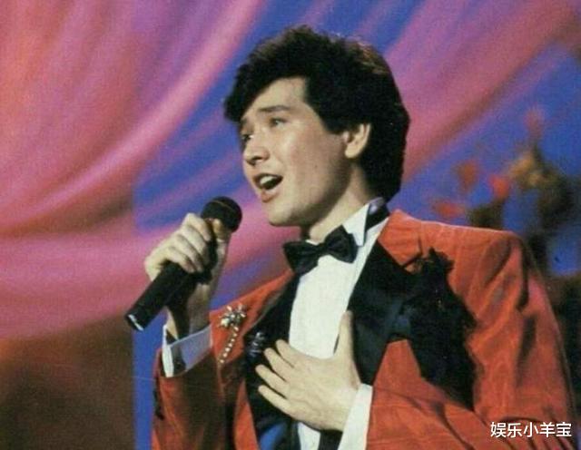 「费翔」费翔第一次上春晚全程上半身镜头，导演很无奈，他太“张扬”了