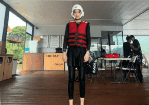 赵梦玥@卢本伟女友“戏水照”流出,被三个壮汉熊抱,卢本伟心真大!