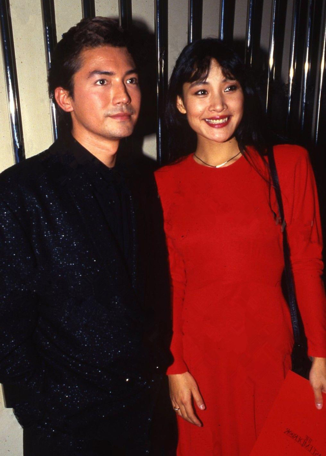 「黎明」57岁陈冲一家近照，两个女儿长相貌美，老公颜值却一言难尽