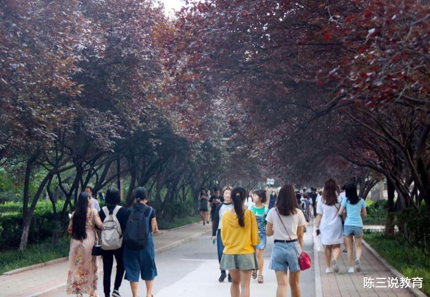 高校|教育部宣布两个坏消息，高校新生炸锅了，家长：要上不起学了？