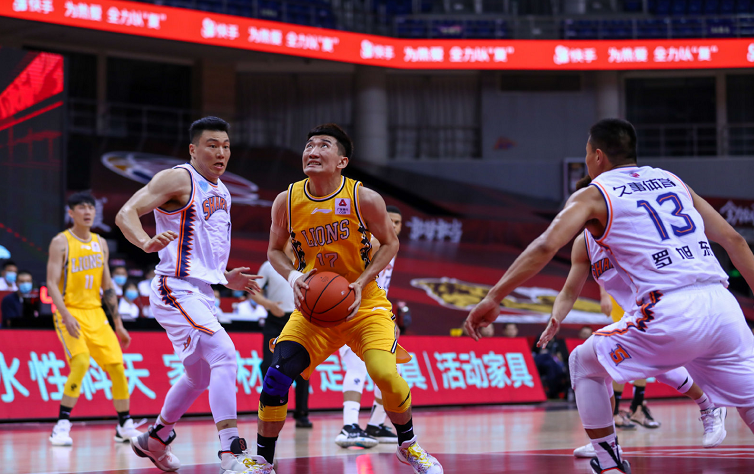 『孙铭徽』巨星待遇！暂停期间揉肩+外援主防，孙铭徽飘了？