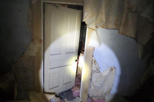 |美国男子闲来无事，竟发现自家阁楼内还藏一套房子，浴室客厅齐全