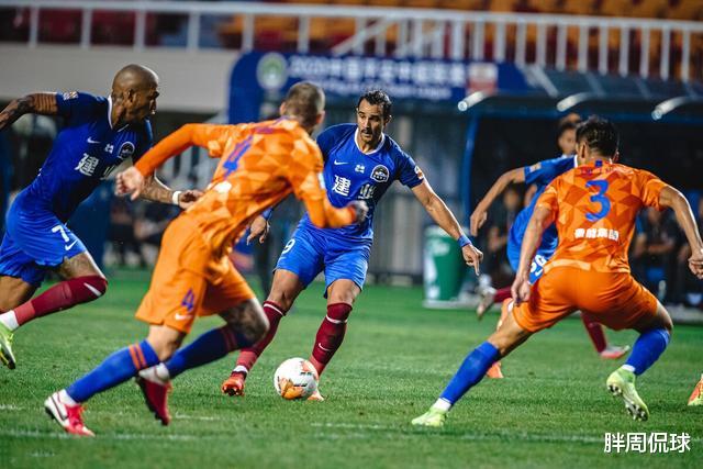 山东鲁能|鲁能2: 1建业夺3连胜，裁判原地转三圈成亮点，郭田雨又立功