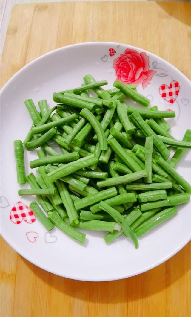 豇豆▲这菜是真正的“刮油王”，隔天吃点，清早排出隔夜黑臭便，无肚腩