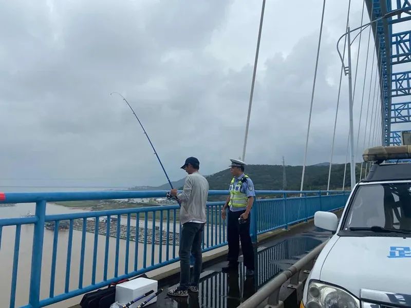象山|没收渔具！象山交警提醒：切勿在桥上钓鱼