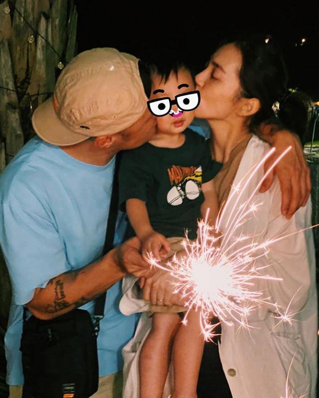 余文乐|余文乐携老婆儿子出游玩耍，公开二胎性别笑得合不拢嘴