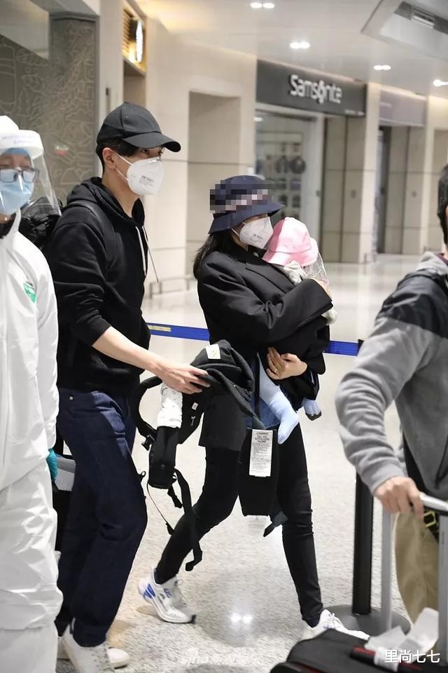 [高圆圆]赵又廷一家三口现身！高圆圆发福粗好腿，女儿扎朝天辫穿粉衣超萌