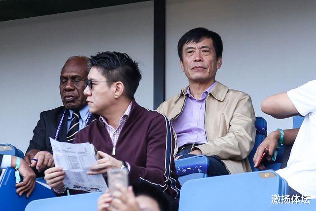 中国足协：不拘小节？足协主席开会期间抽烟陷入争议，让人想起去年的郭田雨