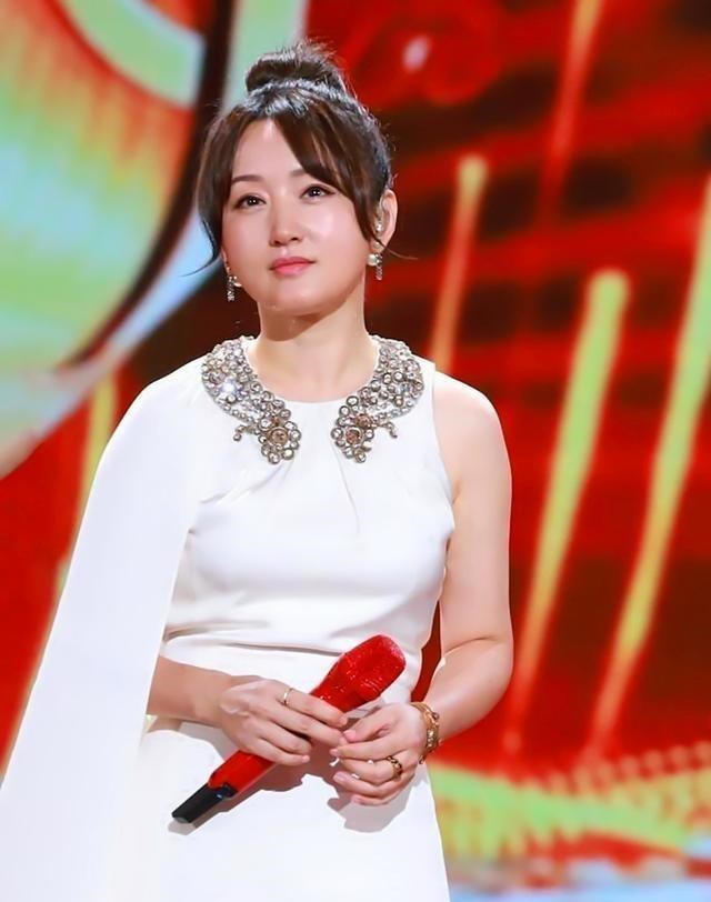 何洁|杨钰莹近照曝光,49岁赘肉加身胖成何洁,与数月前判若两人