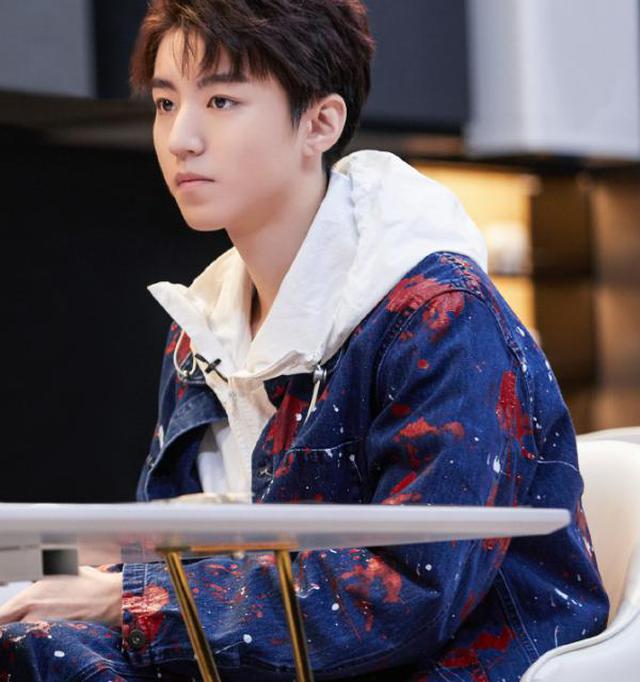 王俊凯@求王俊凯别穿阔腿裤了,腿型超直没一丝赘肉,看到最后男生都羡慕了!