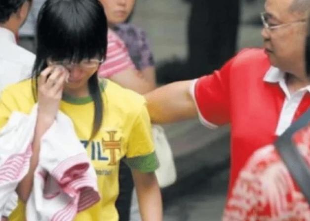 考试：19岁高考生忘涂选择题，哭着给老师下跪恳求拿回试卷，结果如何了