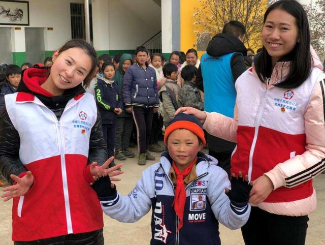 趣观历史|当初雪天徒步4。5公里，满头冰花去学校的男孩，后来生活如何