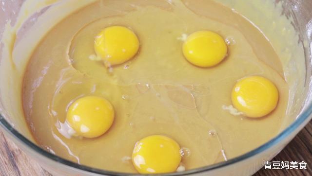 「」想吃马拉糕不用出去买了，自己在家做，蓬松不塌陷，香味浓郁