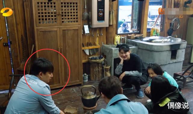 「张子枫」张子枫把自己喝过的牛奶倒给郭麒麟，黄磊露出熟悉的表情，扎心了