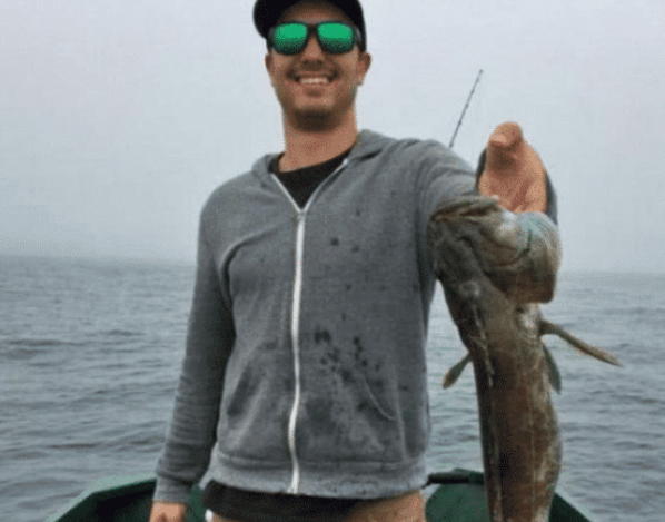 [海钓]男子海钓到一条大鱼，想要拍照炫耀却发现不对劲，往鱼嘴里一看乐了