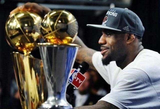 湖人队|詹眉合砍50+19+11+准绝杀!湖人首战力克快船,已露冠军相!