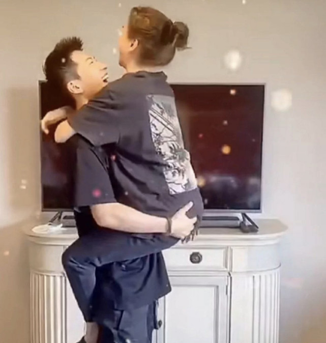 周扬青|闺蜜难防？网友发现窦骁紧盯周扬青，留言提醒超莲，她回应八个字