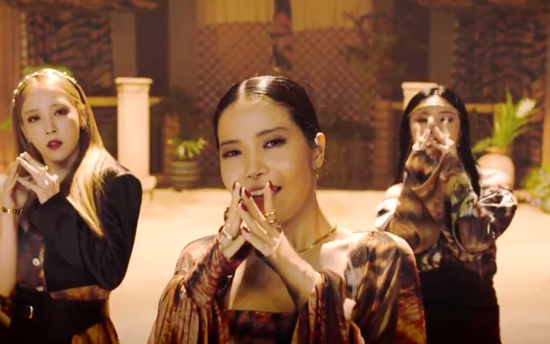 mv|这还是金希澈女友吗？！全团cos铠甲勇士，这也太尴尬了吧…