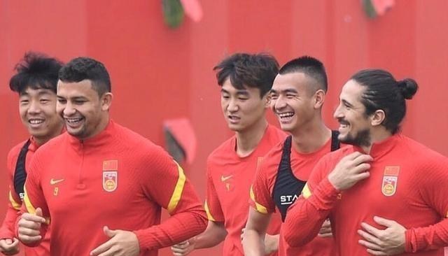 『埃尔克森』国足集训前场选择多，艾克森重回最佳位置，虐菜王或成替补！