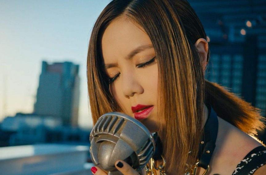 【演唱会】她自认为很红,跑到国外开演唱会,结果门票免费送都没人来看