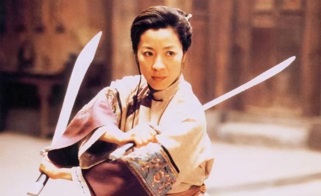 杨紫琼|杨紫琼高调秀恩爱，与大16岁富豪男友贴脸合影，头色对比太抢眼