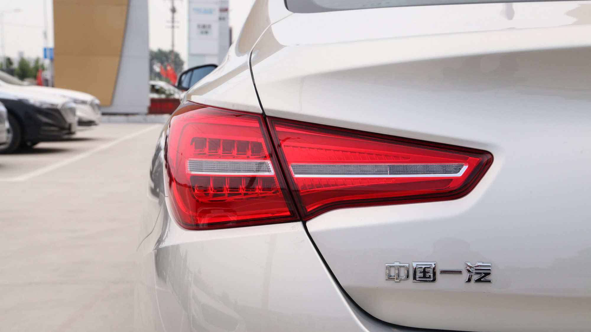 红旗h5|预算18万喜提红旗H5，30天后换开朋友的帕萨特，车主：意料之外！