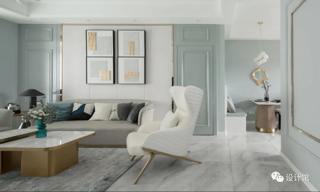 【】沙发墙上有门，他家做了个造型，装成隐形门，藏得可真漂亮！