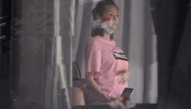 苗苗|苗苗看郑恺打球，抚摸孕肚哈欠连天显疲惫，手牵手回家感情甜蜜
