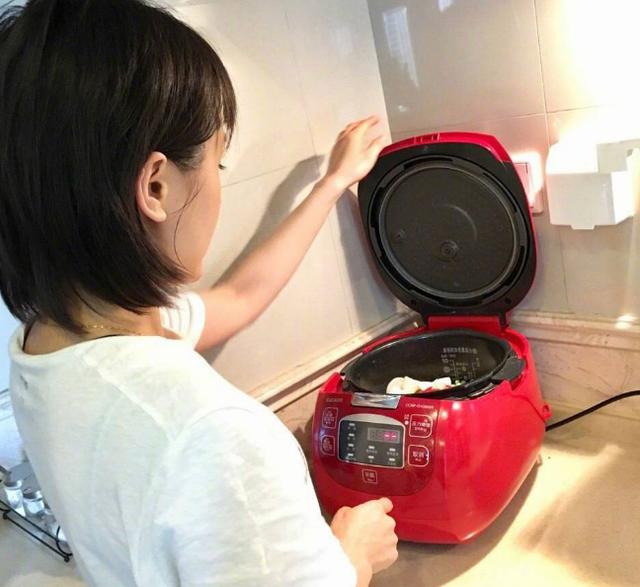 |晒晒王子文现实中的家，院子外全是小山坡，周边想找个邻居都没有