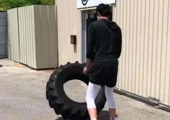 周琦■林书豪晒训练照,周琦直接躺枪!“儿童版”杠铃曝光,真的没救了