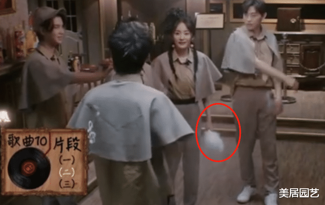 杨幂|有一种“手势”叫杨幂拿扇子，别人都是握住扇柄她却不一样，白浅回来了