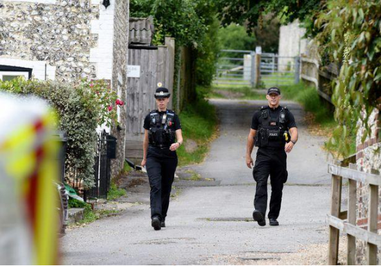 英國一男子弒母，捅其118刀，淡定自首並讓警方帶屍體袋-圖6