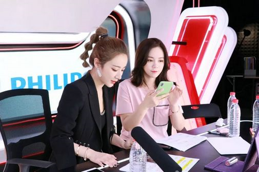 「刘涛」刘涛直播太尴尬！白色衬衫被崩开，是肉太多？还是衣服太小？